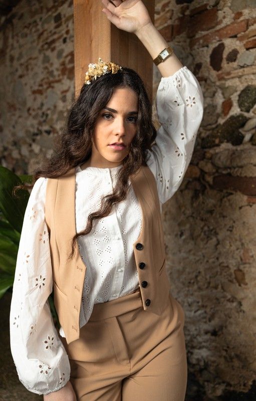 Diadema reversible de lado con flores secas para peinado de novia