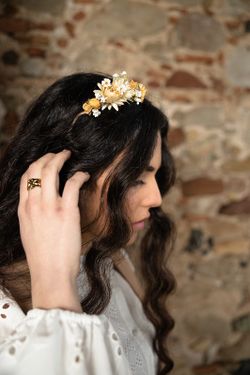 Diadema reversible de lado con flores secas para peinado de novia