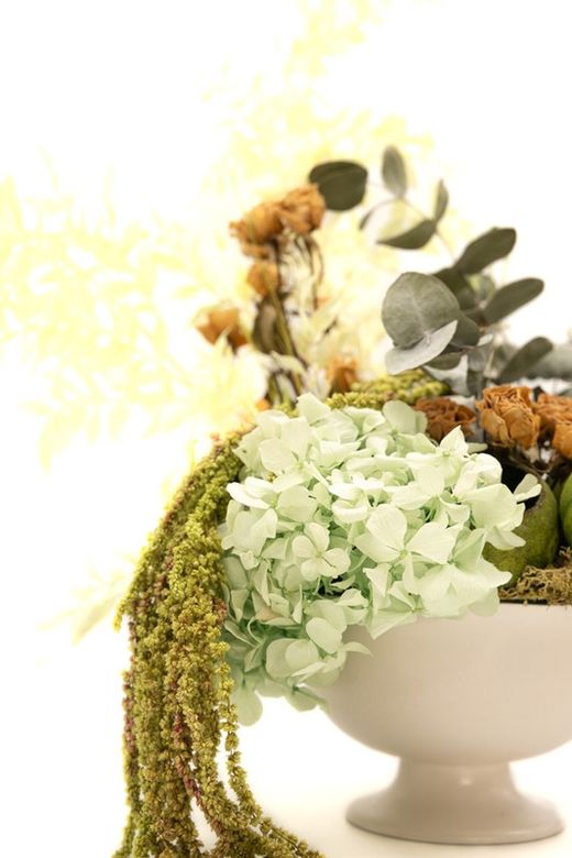 Diseño de centro de flores tipo  garden style con flores secas y flores preservadas.