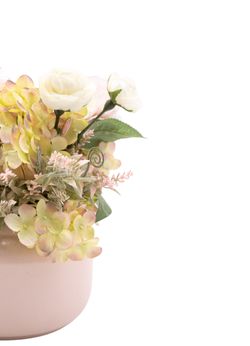 Dulce centro floral artificial en tonos rosa claros.