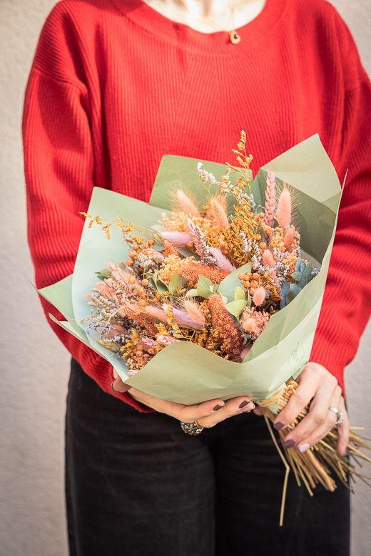 Dulce y luminoso ramo de flor seca y preservada en tonos rosas y anaranjados