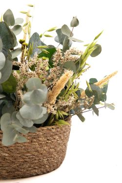 El color verde es el protagonista en este precisos y vistosa cesta de flores preservadas