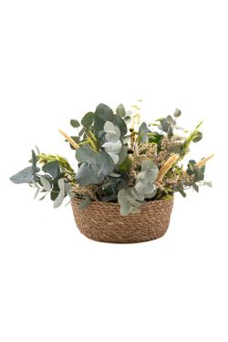 El color verde es el protagonista en este precisos y vistosa cesta de flores preservadas