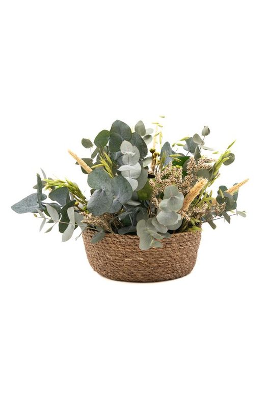 El color verde es el protagonista en este precisos y vistosa cesta de flores preservadas
