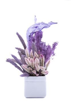 Elegante centro de cerámica blanca con flores lilas y rosadas