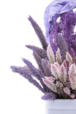 Elegante centro de cerámica blanca con flores lilas y rosadas