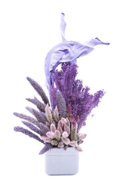 Elegante centro de cerámica blanca con flores lilas y rosadas