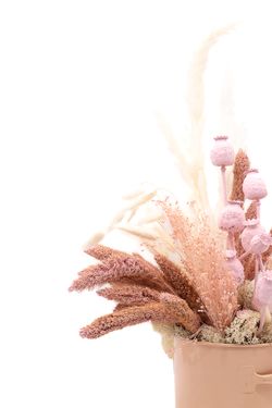 Elegante centro de flores secas y preservadas en tonos rosas