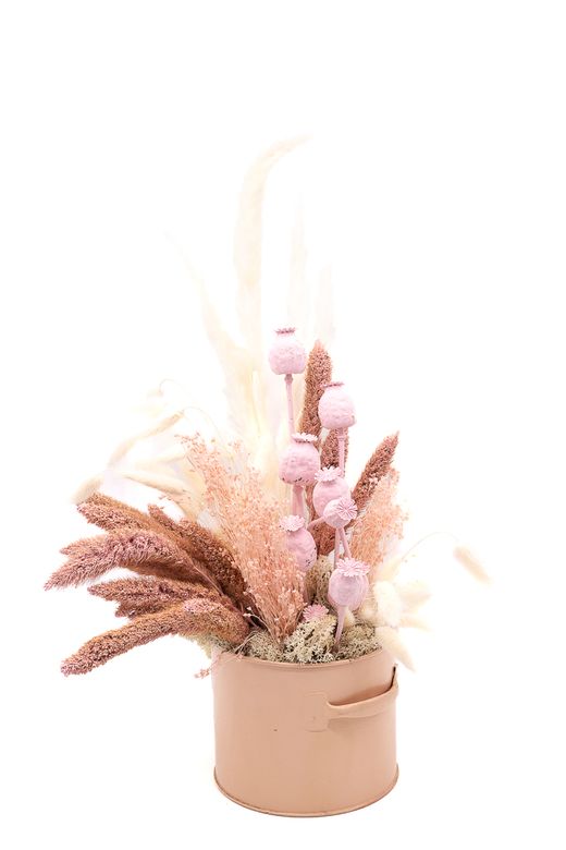 Elegante centro de flores secas y preservadas en tonos rosas