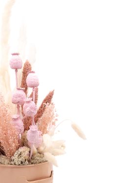 Elegante centro de flores secas y preservadas en tonos rosas