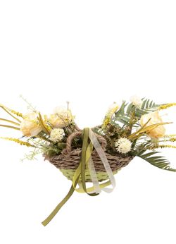 Elegante cesto bicolor con flores artificiales en color crema