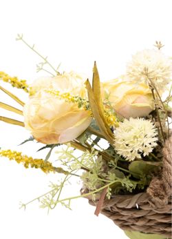 Elegante cesto bicolor con flores artificiales en color crema