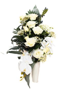 Elegante ramo de flores para cementerio con orquídeas blancas