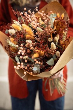 Elegante ramo de flores preservadas y secas con aire silvestre en colores naranjas y  marrones