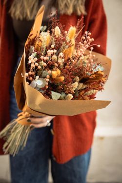Elegante ramo de flores preservadas y secas con aire silvestre en colores naranjas y  marrones