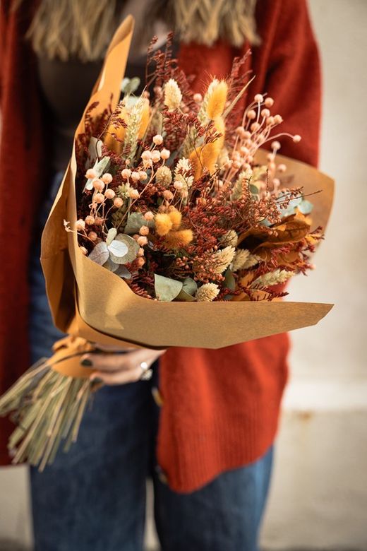 Elegante ramo de flores preservadas y secas con aire silvestre en colores naranjas y  marrones
