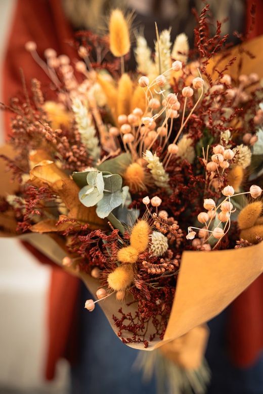 Elegante ramo de flores preservadas y secas con aire silvestre en colores naranjas y  marrones