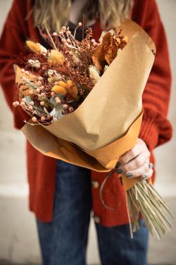 Elegante ramo de flores preservadas y secas con aire silvestre en colores naranjas y  marrones