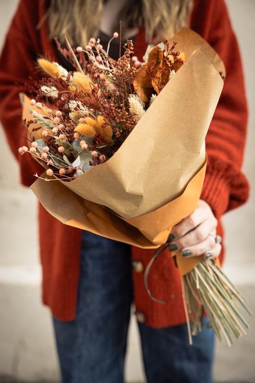 Elegante ramo de flores preservadas y secas con aire silvestre en colores naranjas y  marrones