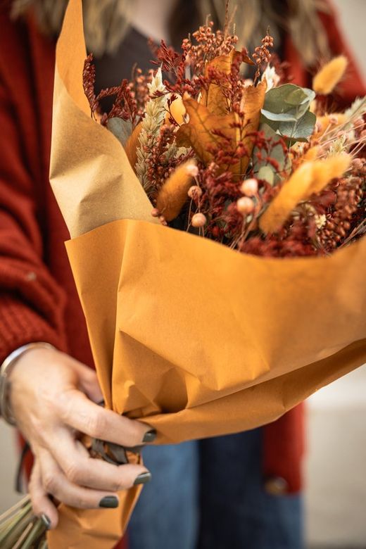Elegante ramo de flores preservadas y secas con aire silvestre en colores naranjas y  marrones