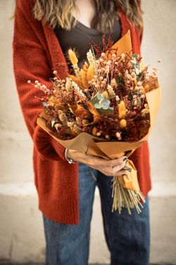 Elegante ramo de flores preservadas y secas con aire silvestre en colores naranjas y  marrones