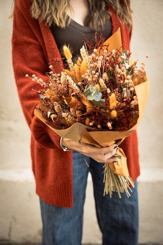 Elegante ramo de flores preservadas y secas con aire silvestre en colores naranjas y  marrones