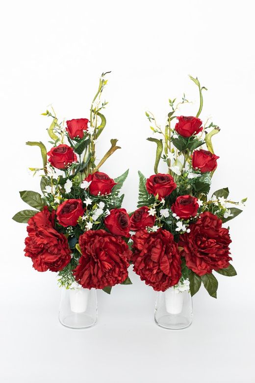 Elegante y clásico ramo de flores para cementerio en colores rojo