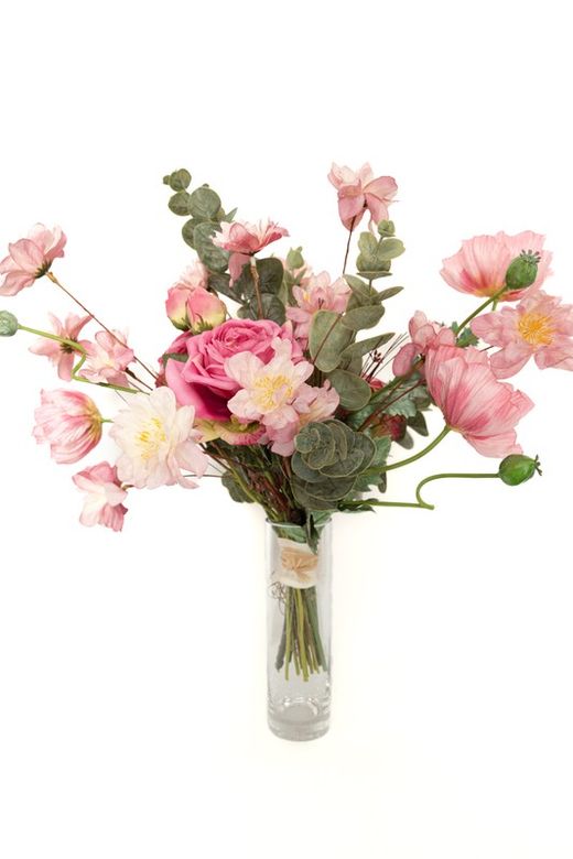 Elegante y delicado ramo de flores artificiales con grandes rosas de jardín artificiales.