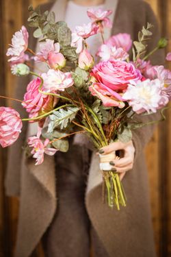 Elegante y delicado ramo de flores artificiales con grandes rosas de jardín artificiales.
