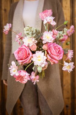 Elegante y delicado ramo de flores artificiales con grandes rosas de jardín artificiales.