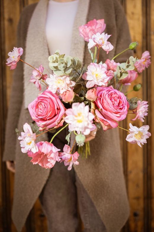 Elegante y delicado ramo de flores artificiales con grandes rosas de jardín artificiales.