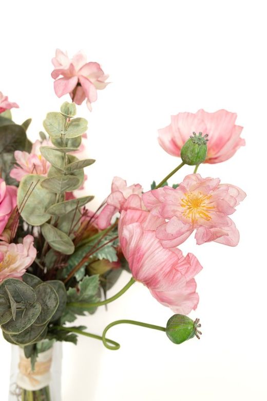 Elegante y delicado ramo de flores artificiales con grandes rosas de jardín artificiales.