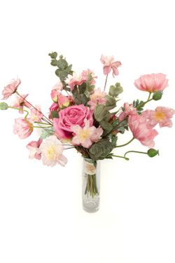 Elegante y delicado ramo de flores artificiales con grandes rosas de jardín artificiales.