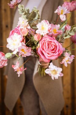 Elegante y delicado ramo de flores artificiales con grandes rosas de jardín artificiales.