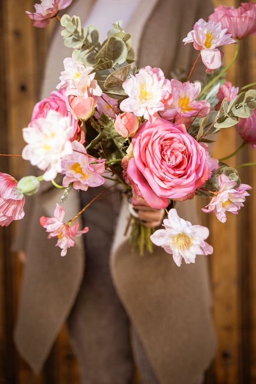 Elegante y delicado ramo de flores artificiales con grandes rosas de jardín artificiales.