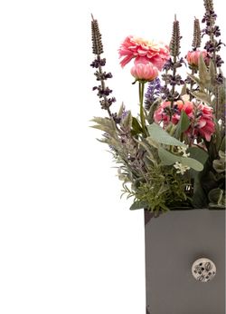 Encantador centro artificial con lavanda y zinnias rosas