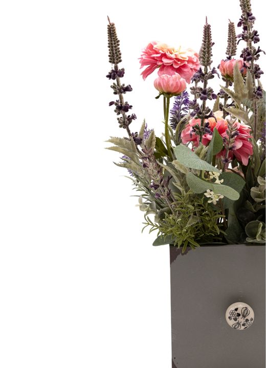 Encantador centro artificial con lavanda y zinnias rosas