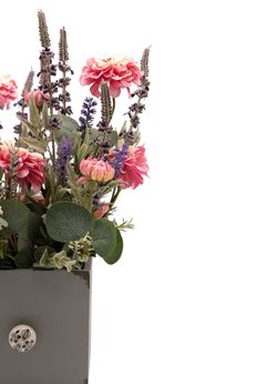 Encantador centro artificial con lavanda y zinnias rosas