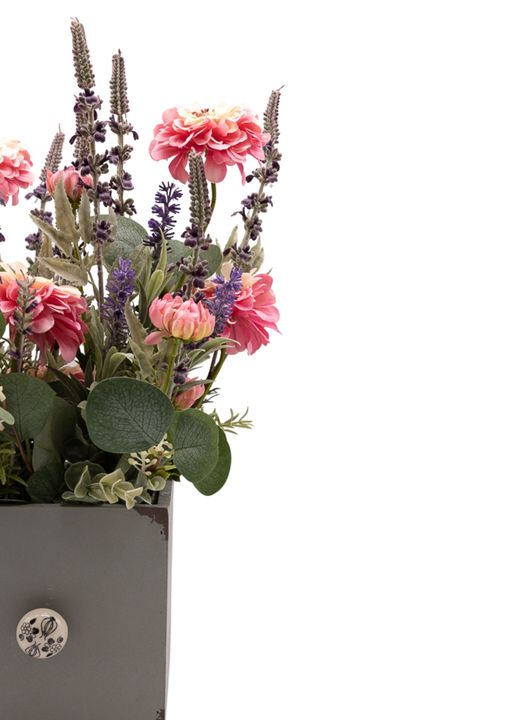 Encantador centro artificial con lavanda y zinnias rosas