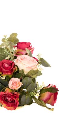 Encantador centro de cementerio con combinación de rosas