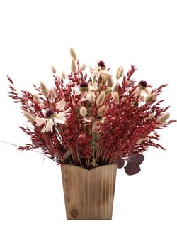 Encantador centro de flores artificiales y preservadas en tonos salmón y rojizos