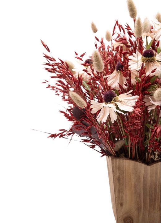 Encantador centro de flores artificiales y preservadas en tonos salmón y rojizos