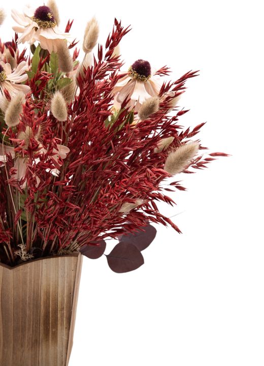 Encantador centro de flores artificiales y preservadas en tonos salmón y rojizos