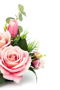 Encantador centro floral pequeño en rosas y fucsias