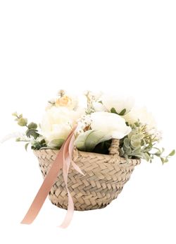 Encantador cesto de ponías blancas y salmón