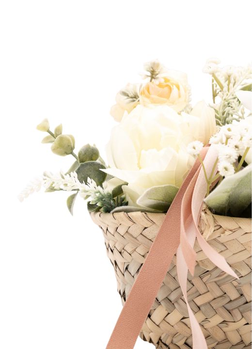 Encantador cesto de ponías blancas y salmón