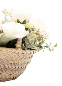 Encantador cesto de ponías blancas y salmón