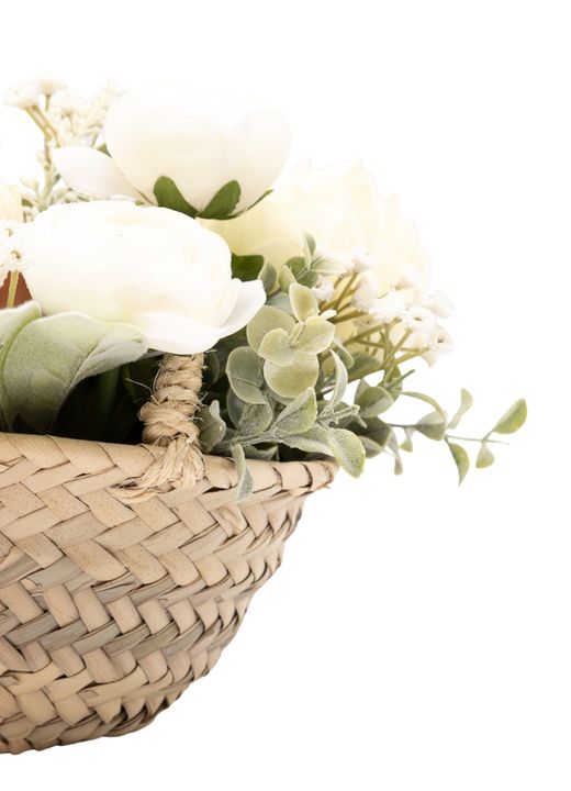 Encantador cesto de ponías blancas y salmón