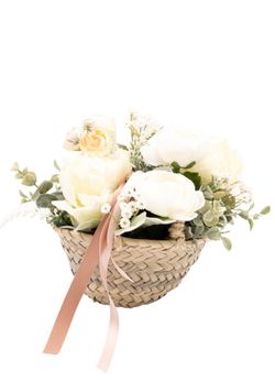 Encantador cesto de ponías blancas y salmón