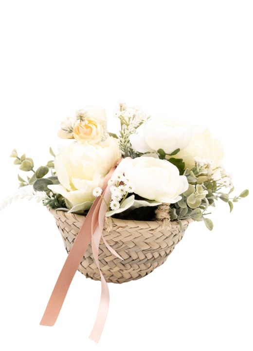 Encantador cesto de ponías blancas y salmón
